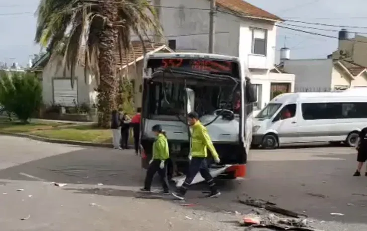 Impresionante choque entre un colectivo y un camión en Mar del Plata