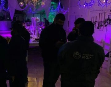 Swingers armaron una fiesta clandestina y confundieron a la policía con strippers