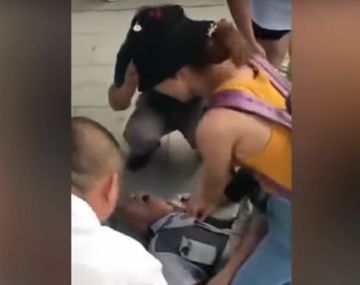 VIDEO: Una estudiante de medicina resucitó a un anciano en una estación de tren