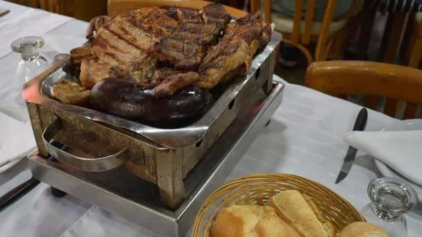 Este restaurante ofrece cortes de carne premium para deleitar a todos los comensales. 