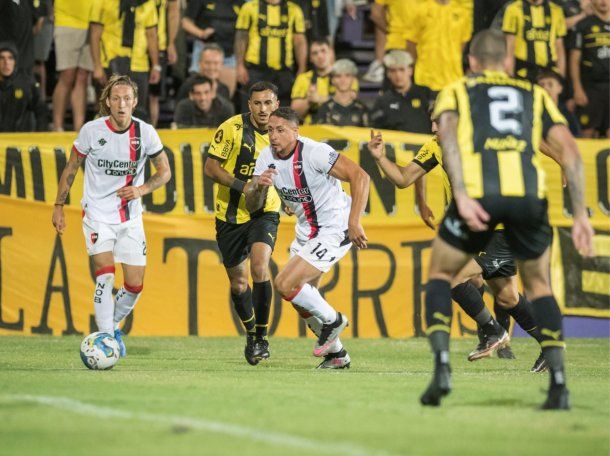 Serie Río de la Plata: Newells derrotó con lo justo a Peñarol