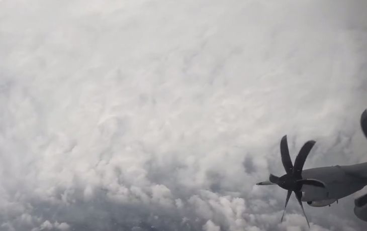Un avión registró el interior del ojo del huracán Melissa que acecha a Jamaica