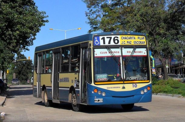 Un chofer encontró una mochila en el colectivo y se la devolvió a su dueña 