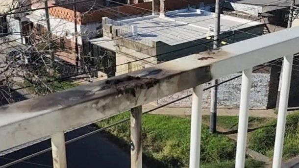 Rosario: joven se electrocutó al apoyarse en la baranda de un balcón