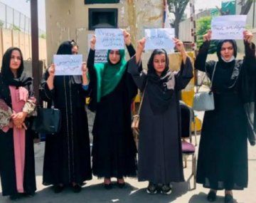 Mujeres afganas salieron a protestar tras la toma de poder de los talibanes