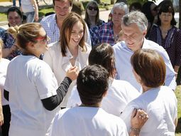 Mauricio Macri y María Eugenia Vidal, en un timbreo. Mauricio Macri y María Eugenia Vidal, en un timbreo.