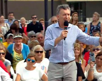 Mauricio Macri con jubilados en San Isidro