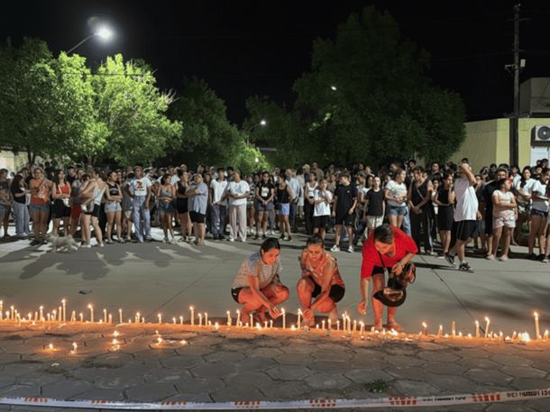 La comunidad con velas despidi&oacute; a Ian. Foto Rosario 3.