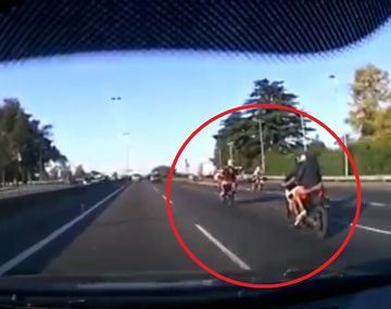 VIDEO: Motochorros armados a toda velocidad en plena autopista Riccheri