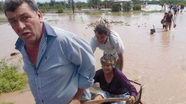 Convocan a donar agua potable para los damnificados de Santiago del Estero