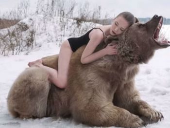 Dos modelos posaron con un oso salvaje