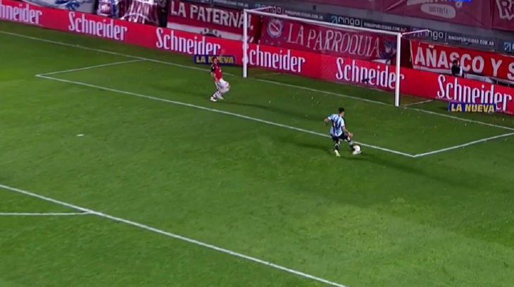 ¿El blooper del año? El insólito gol que erró Reniero con el arco libre