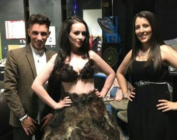 ¡Inmunda! Confeccionó un vestido con vellos púbicos