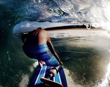 Conocé al surfer sin una pierna que logra domar las olas