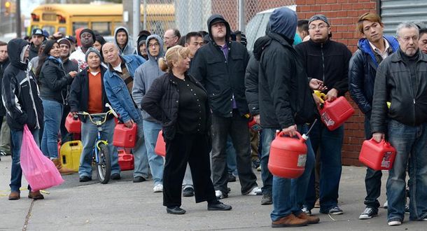Nueva York: por falta de combustible prohíben autos con menos de tres personas