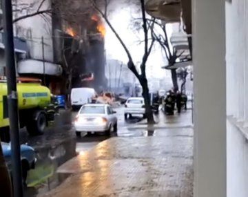 Estremecedor: así se derrumbó el depósito que se incendió en La Plata