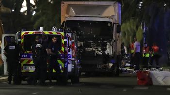 un terrorista a bordo de un camion arrollo a una multitud: al menos 84 muertos un terrorista a bordo de un camion arrollo a una multitud: al menos 84 muertos