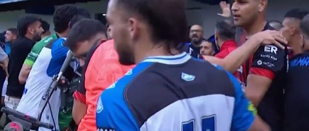 Escándalo en la Primera Nacional: policía golpeó a jugador de Patronato tras el final del partido con Almagro