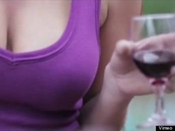 Polémica campaña hot contra el cáncer de mama
