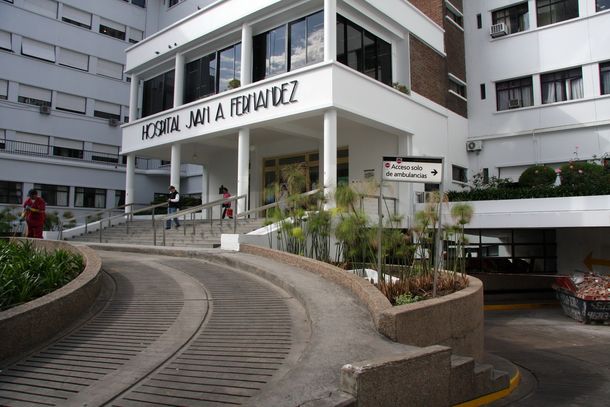 Policías vuelven a custodiar hospitales porteños tras agresión del Fernández
