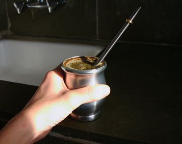 Sus compañeros le negaron el mate  porque no pudo poner para la yerba