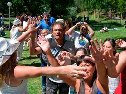 miles de personas se reunen el cerro uritorco por el 21d