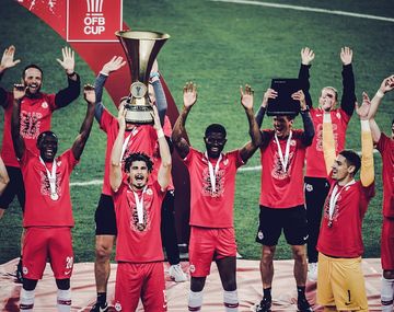 El insólito festejo con distanciamiento social del equipo que ganó la Copa de Austria