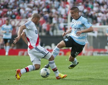 Centurión con la camiseta de Racing encara a Carlos Sánchez de River durante un partido del Torneo Inicial 2012