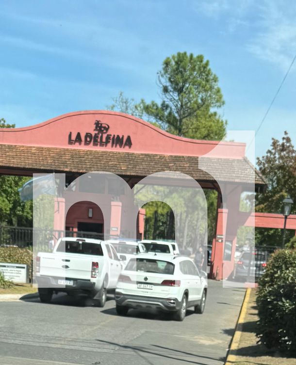 La policía reingresando a La Delfina. Foto: (Minuto Uno) La policía reingresando a La Delfina. Foto: (Minuto Uno)