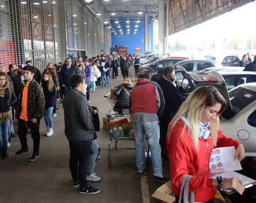 Largas colas para aprovechar el descuento en supermercados