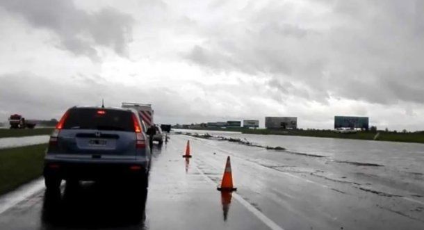 Otro micro quedó atrapado en medio de la inundación: hay casi 40 chicos varados
