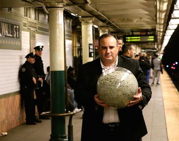 Moneyball: un argentino hizo una obra de arte triturando un millón de dólares
