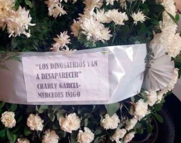 Charly García envió una corona de flores al velorio de Santiago Maldonado