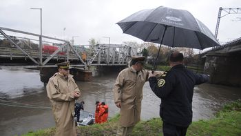 un hombre y su hijo son los que cayeron con su auto al riachuelo: no los hallan un hombre y su hijo son los que cayeron con su auto al riachuelo: no los hallan