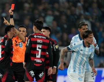 Revelan el audio del VAR sobre la expulsión de Plata por su golpe a Rojo