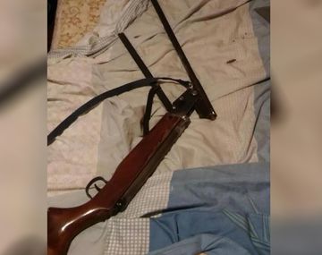 El rifle secuestrado por la Policía de Misiones, del que al parecer salió el disparo fatal. 