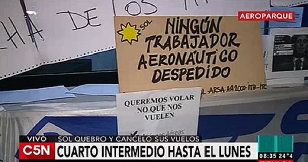 Acampe en Aeroparque de los trabajadores despedidos de la línea Sol