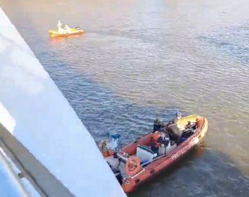 Un hombre se tiró desde el Puente de la Mujer y permanece desaparecido en Puerto Madero
