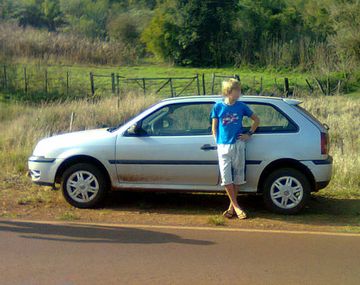 El niño manejaba el auto de su padre