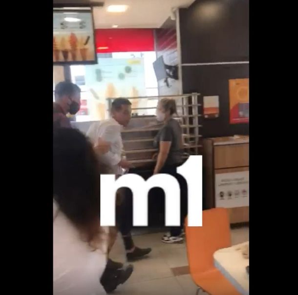 VIDEO: Antibarbijo quiso comer una hamburguesa y lo tuvo que sacar la policía