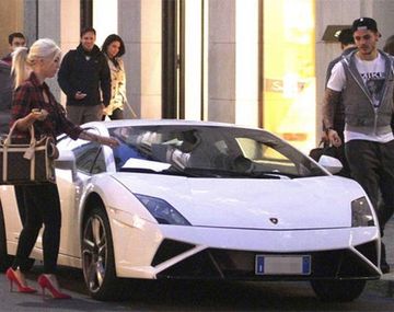Multaron a Wanda e Icardi por estacionar mal su Lamborghini