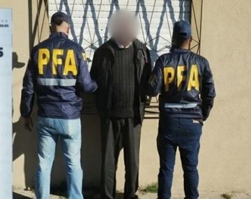 Lo apuñaló por una supuesta infidelidad y se dio a la fuga
