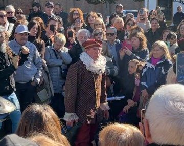 Pablo Alarcón conmovió con un espectáculo a la gorra en Plaza Francia