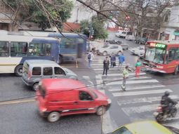 Un auto quiso cortar camino por el carril del Metrobus y chocó con un colectivo