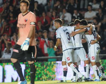 Quilmes goleó a Colón y consigue algo de oxígeno