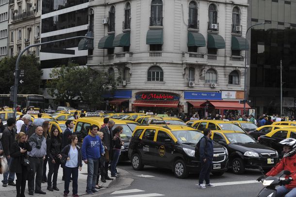 Taxis celebran: la Justicia suspendió la actividad de Uber en la Ciudad