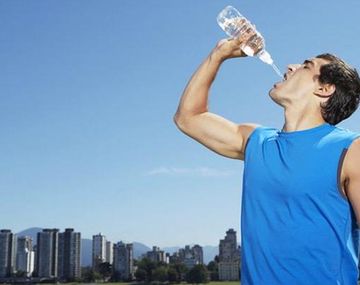 Crean una botella que se llena sola con partículas de aire