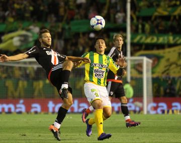 Nicolás Domingo (River) y Pablo Lugüercio (Aldosivi) disputan una pelota dividida