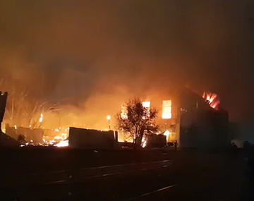 Un feroz fuego se desató esta madrugada en el deposito del supermercado.