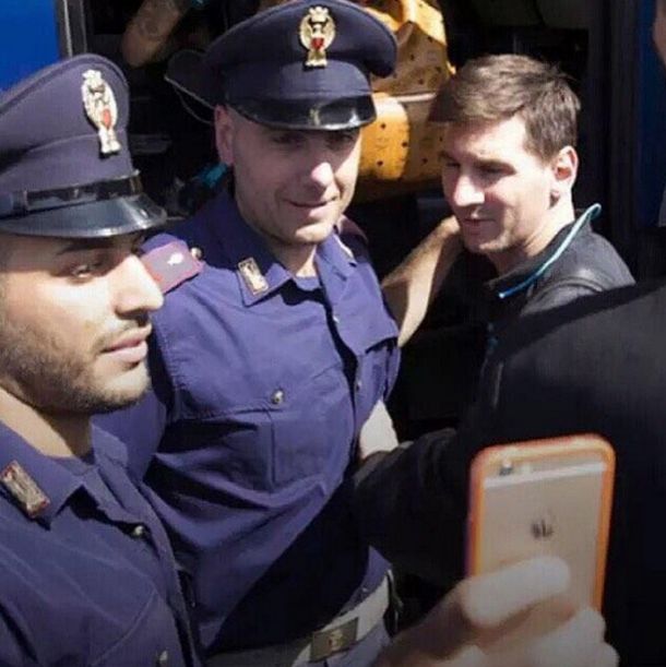 Messi llegó a Roma y le pidió fotos ¡hasta la Policía!